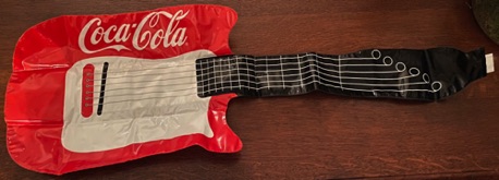 26158-1 € 3,00 coca cola opblaasbare gitaar.jpeg
